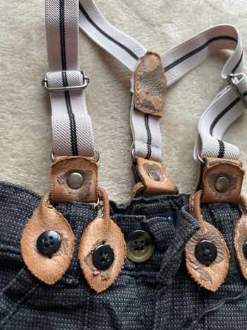 Pantalon à bretelles