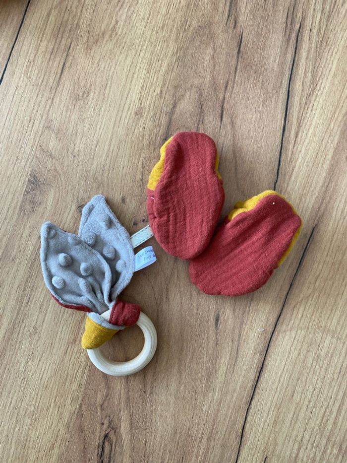 Chausson bébé et hochet - photo numéro 2