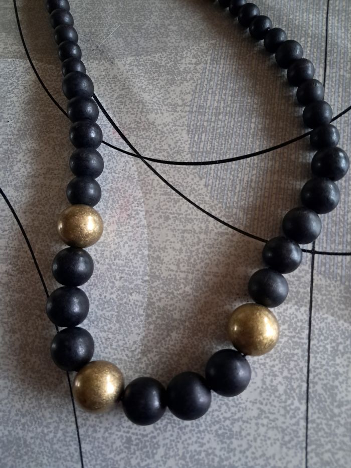 Collier fantaisie long NEUF avec boules noires et dorées - photo numéro 4