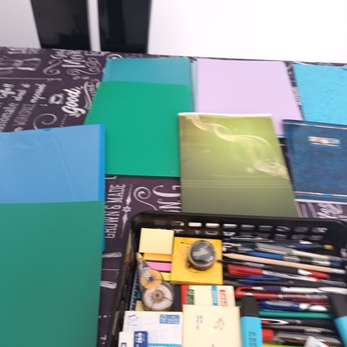 Lot fournitures scolaires crayons cahiers trieurs etc - photo numéro 2