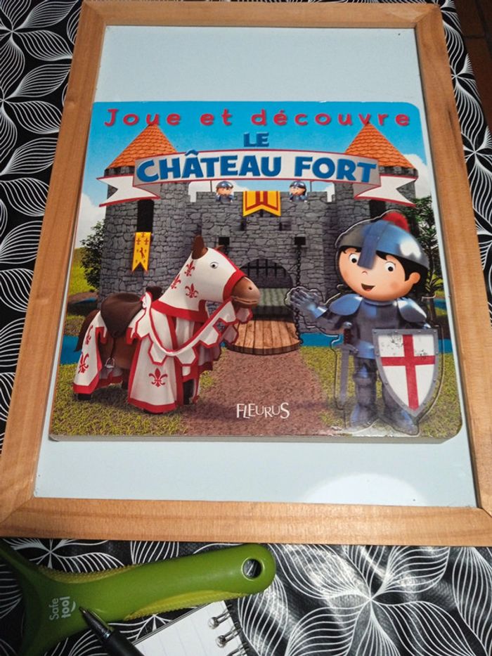 Livre puzzle joue et découvre le château fort