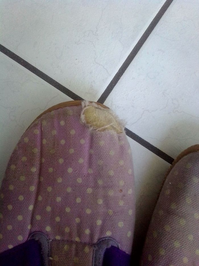 Lot de 4paires de chaussures t33(botte de neige,chaussons de gym baskets et chaussons) - photo numéro 2