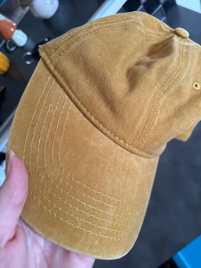 Casquette jaune - photo numéro 5