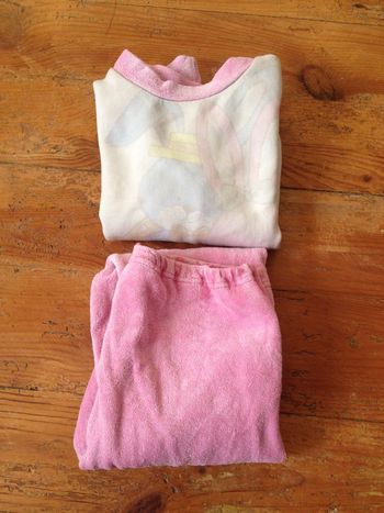 Pyjama fille deux pièces pull et pantalon rose motifs animaux lapins