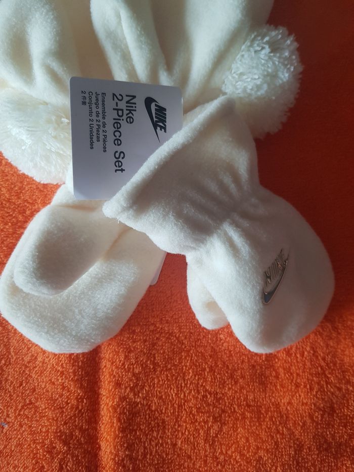Magnifique endroit bonnet et moufles taille unique nike authentique neuf avec étiquette 🏷 - photo numéro 2