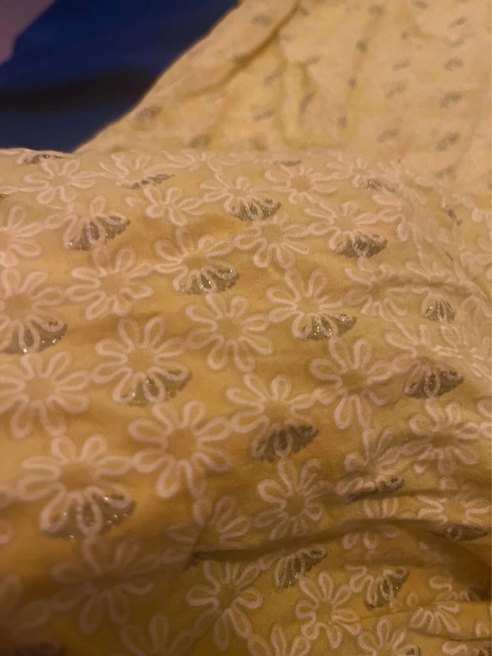 Chemisier jaune avec des petite fleur et paillettes - photo numéro 3