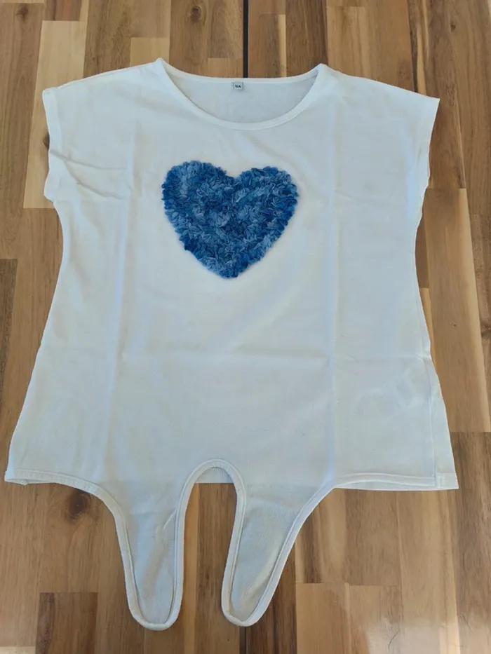 T-shirt blanc avec cœur bleu