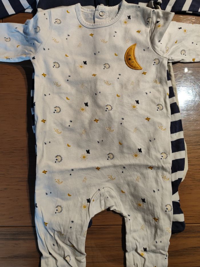 Lot de 3 pyjamas taille 9 mois - photo numéro 2