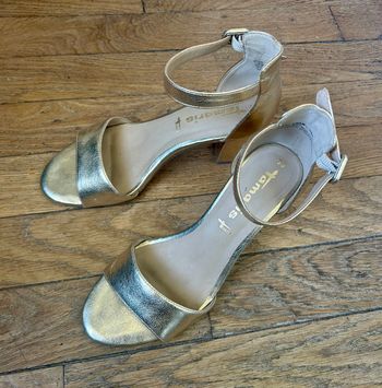 Sandales à talons dorées