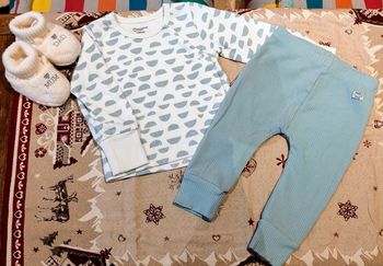 Pyjama😴deux pièces 💤 en coton 9-12 mois et 1 paire de chaussons 👶 blanc neuf