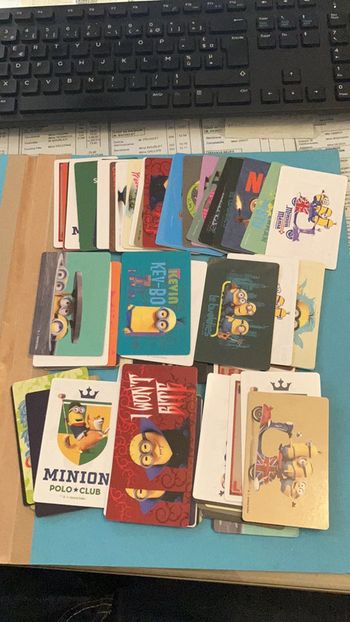 Lot 83 cartes Minions. Autocollants + Cartes à jouer.