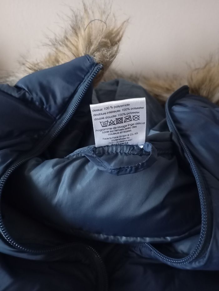 Blouson doudoune.Taille S. Capuche et fausse fourrure .2 poches . Polyamide polyester. Bleu foncé ,marine ..Up Fashion.Etat neuf - photo numéro 10