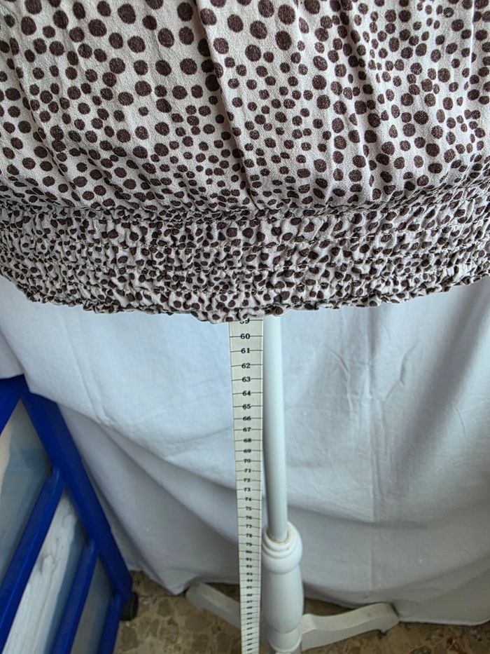 Débardeur,marron clair a pois marron foncé, fluide, en polyester, en très très bon état, taille élastique pour effets bouffant, largeur d'épaule 30cm, largeur sous bras 44cm, longueur 60cm, marque Cache Cache =5€ - photo numéro 4