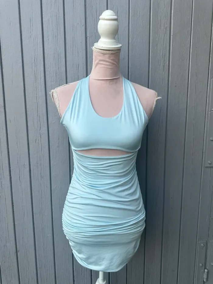 Robe d’été moulante bleu clair dos nu