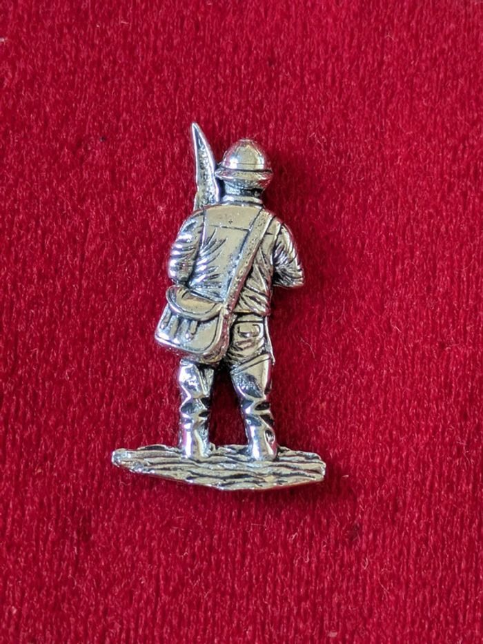 Pin's étain Pêcheur pied dans l'eau signé Brown Pêche 🎣