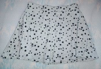 Jolie Jupette grise avec motifs étoiles noires 6ans