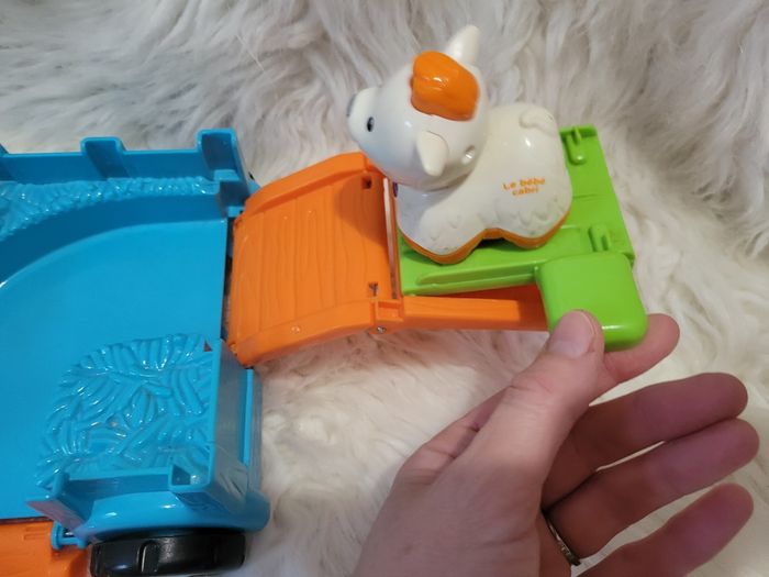 Tracteur et ses chevres - photo numéro 4