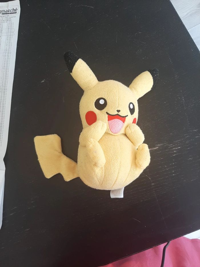 Peluche pikachu
