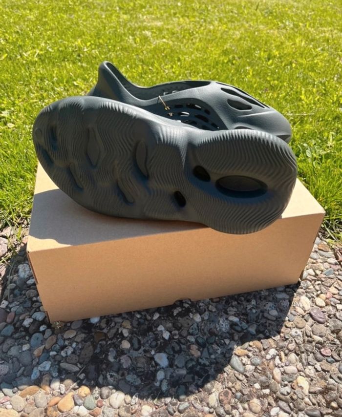 Yeezy Foam Runner Carbon - photo numéro 2