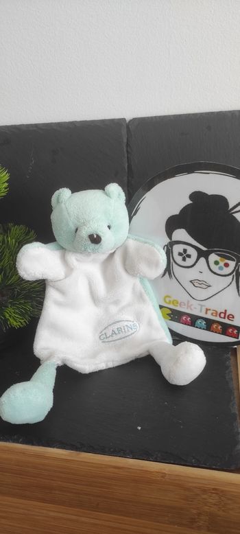 Doudou Marionnette ours blanc bleu Clarins vert publicitaire Ancien Vintage