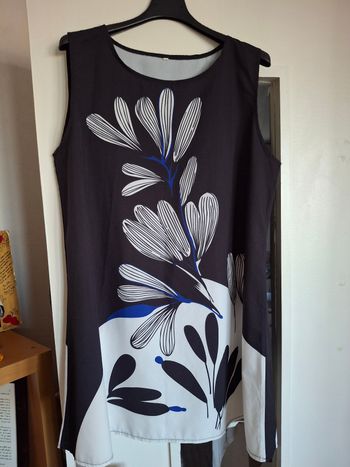 Tunique/Robe noire, blanche, bleue marine avec fleurs
