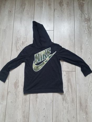 Tshirt noir à  capuche Nike garçon t 4/5 ans tbe