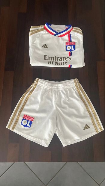 Tenue officielle OL olympique lyonnais  domicile saison  2023/24 en parfait état taille 5/6 ans