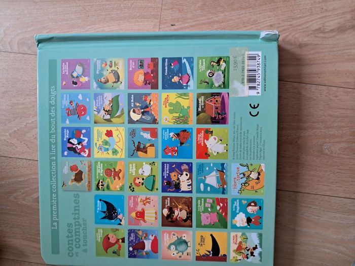 Une poule sur un mur livre à toucher - photo numéro 5