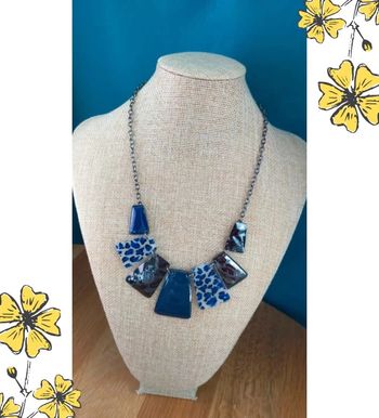 Collier graphique motifs panthère et émail bleu – Collection Brume Bleue