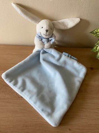 Doudou lapin blanc noeud papillon mouchoir bleu doudou et compagnie