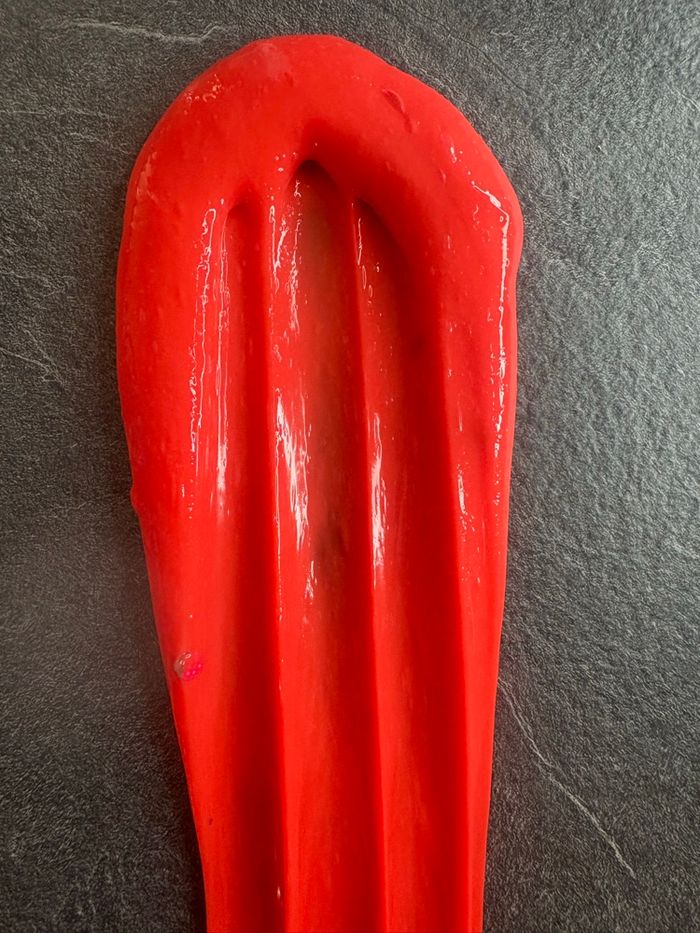 Slime rouge avec des fraises - photo numéro 2