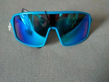 Lunettes de soleil bleues enfant – Protection UV400 – Neuf avec étiquette