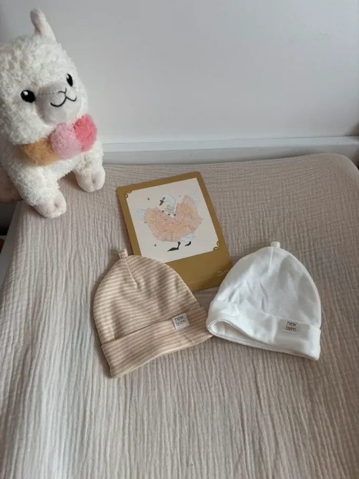 Lot deux bonnets nouveau né neufs