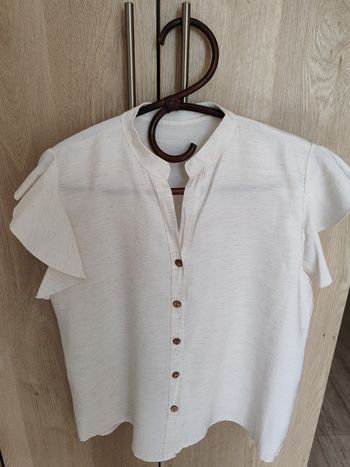 Joli chemisier de couleur beige chiné marron orné de 5 boutons en bois Col mao, manches courtes à vo