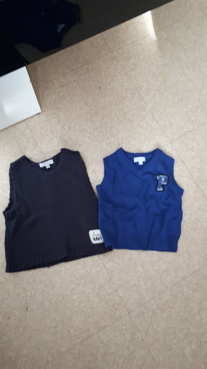 Lot 2 pull sans manches taille 6 mois