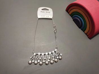 Collier à breloques fantaisie argenté