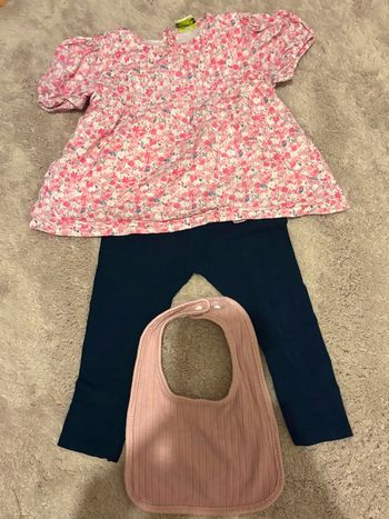 Ensemble vêtements bébé fille + bavoir offert