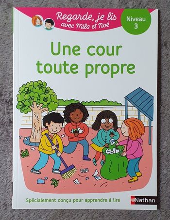 Livre "Une Cour toute propre" - Regarde, je lis avec Mila et Noé (CP Niveau 3) / Nathan