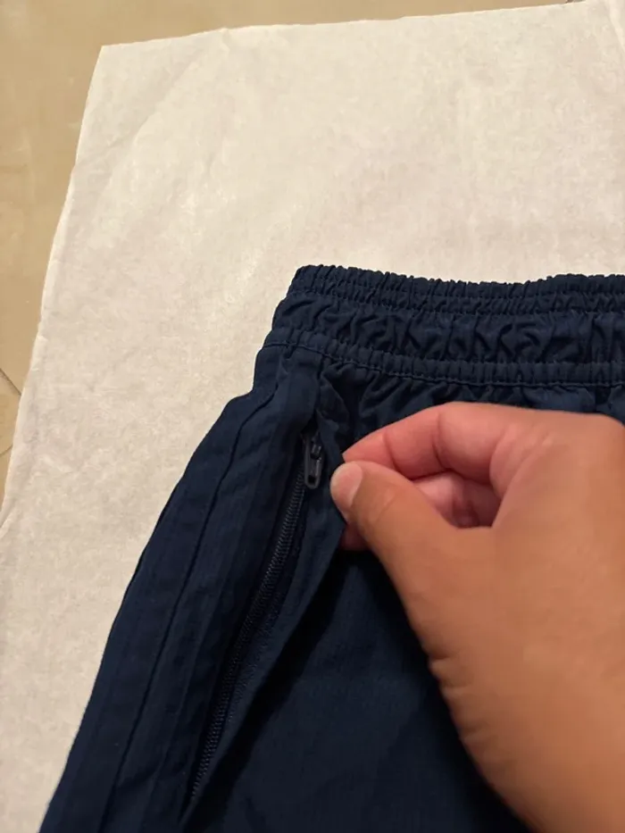 Short Adidas taille 9/10 ans 2 poches avec zip - photo numéro 5
