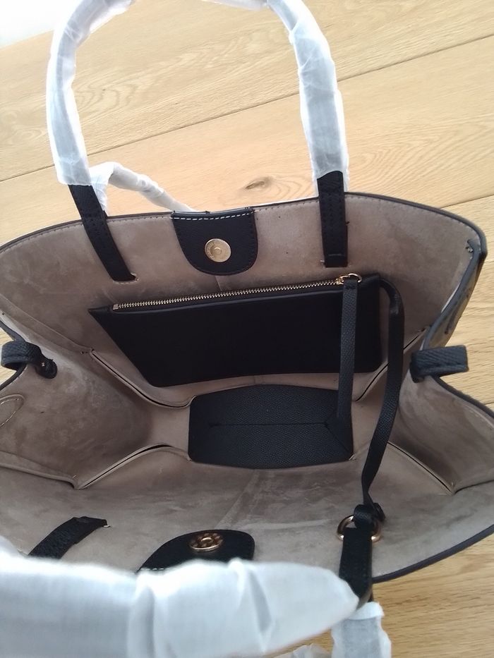 Sac à mains couleur noir .Neuf avec emballage