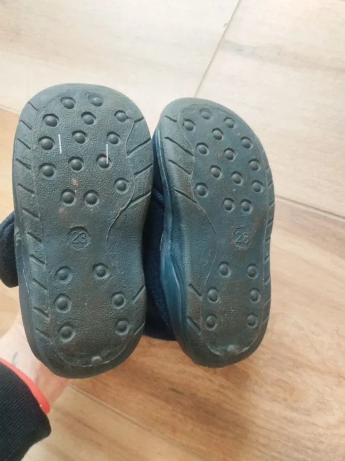 Paire de chaussons marine garçon pointure 23 - photo numéro 3
