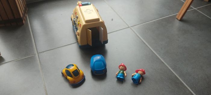 Ambulance, voitures, figurines - photo numéro 2