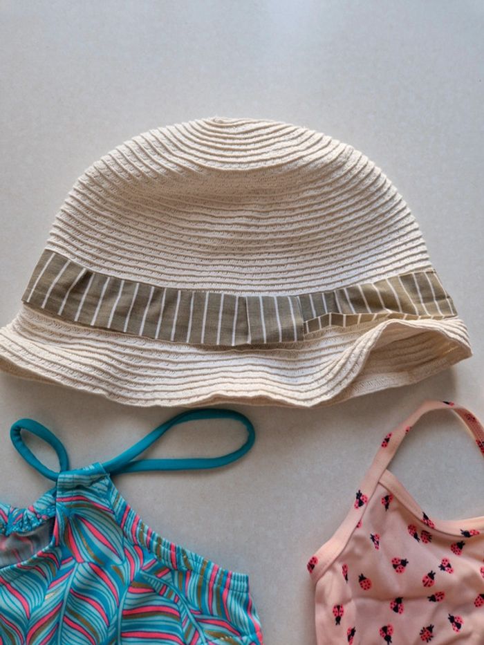 Lot 2 maillots de bain 1 chapeau été 4 ans - photo numéro 4