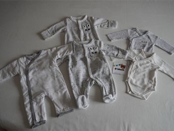Lot In extenso/Brioche 50 cm Naissance : 2 Pyjamas velours + 2 Bodies ML + 1 Combinaison