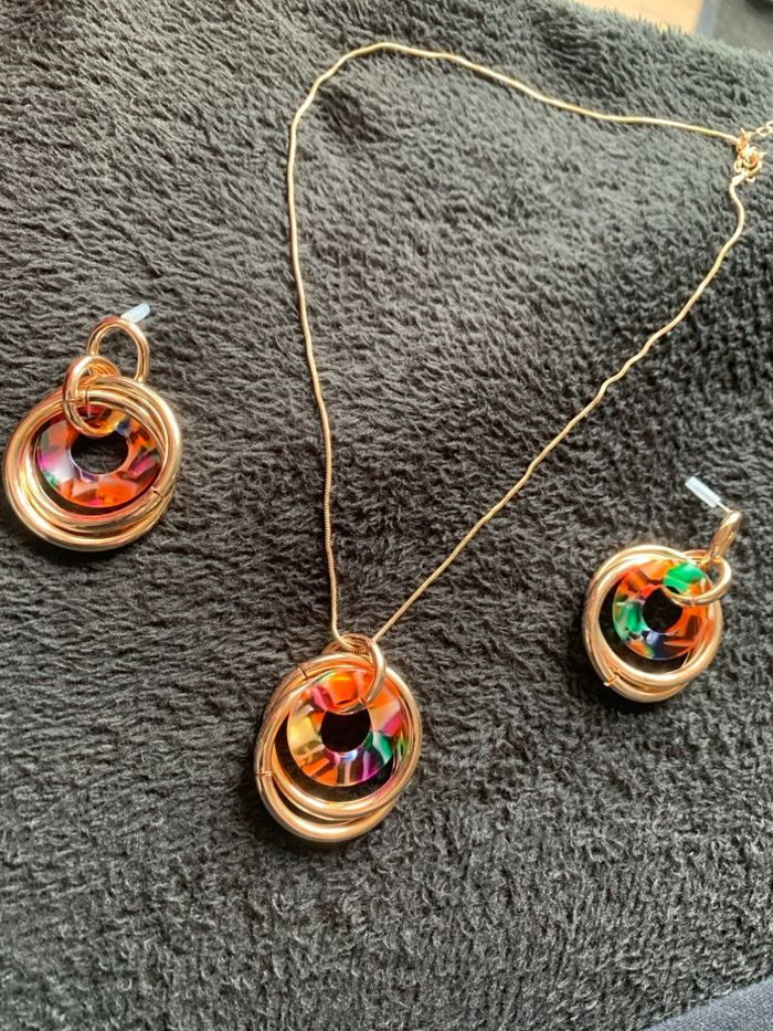 Parure Collier & Boucles d'oreilles Dorés - Cercles Résine Multicolore (Neuf) - photo numéro 2