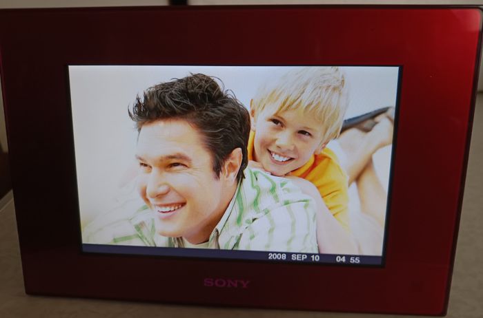 Cadre Neuf Rouge photo numérique Sony DPF-D75 taille 6,8" télécommande incluse