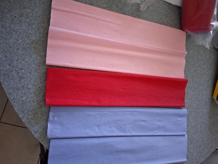 Lot de 5 rouleaux papier crépon " bleu. Rose.rouge