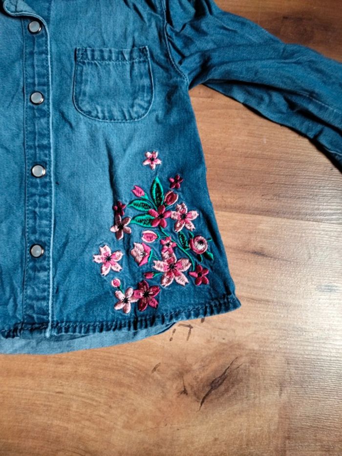 Jolie chemise en jean brodé - photo numéro 2