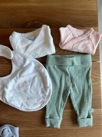 Lot maternité naissance – cache-cœur, pantalon, bavoir, mixte