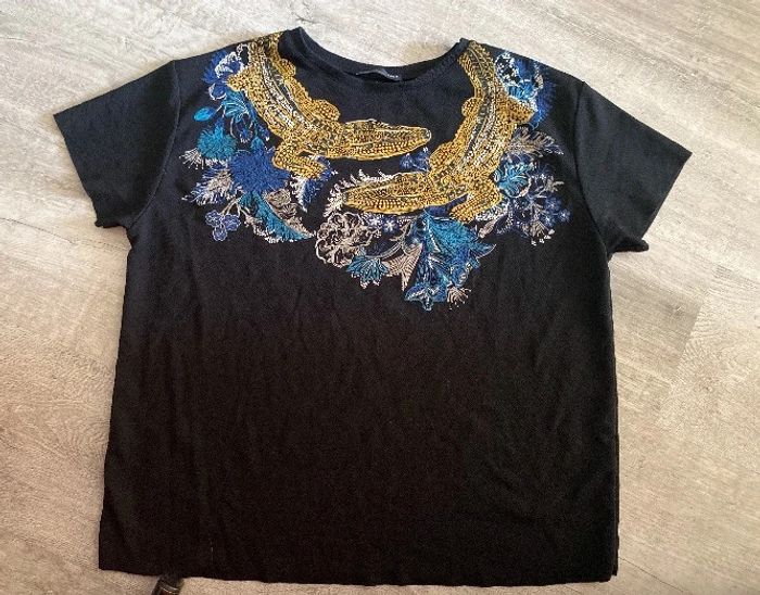 Haut noir motif crocodile